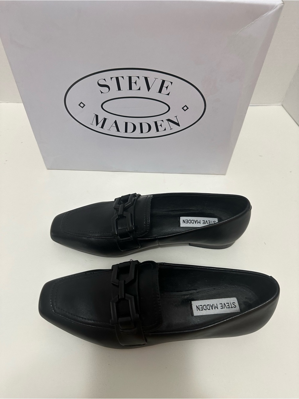 NWOT Steve Madden Black Leather Chain-Link Loafers. Size 7.5
